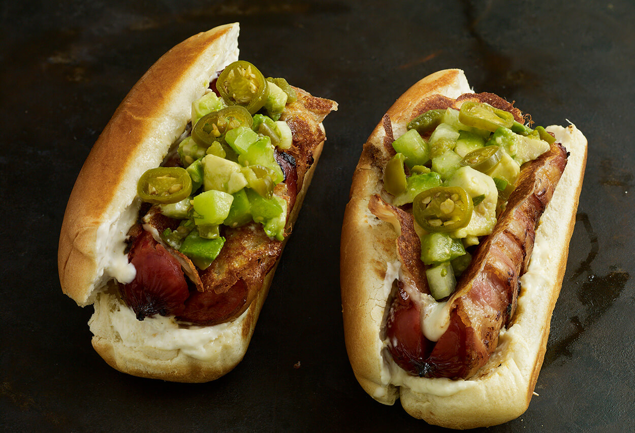 Hot dogs con tocino, queso y pico de aguacate - Pati Jinich en Español