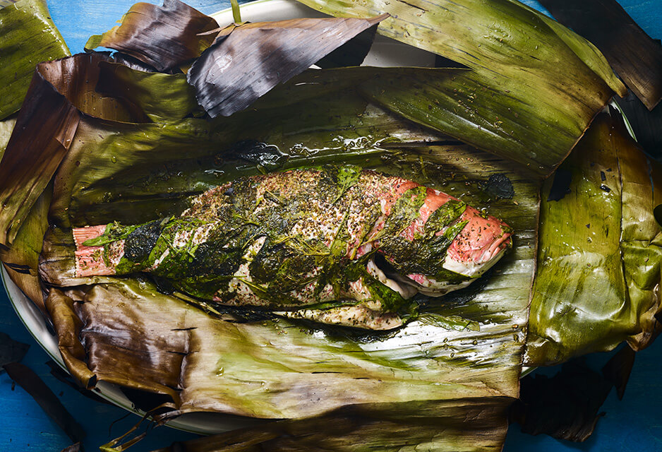 Pati Jinich pescado envuelto en hoja de plátano