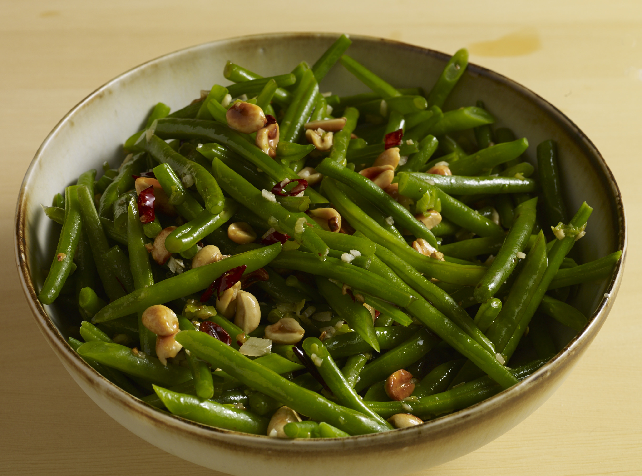 green beans with peanuts and chile de arbol