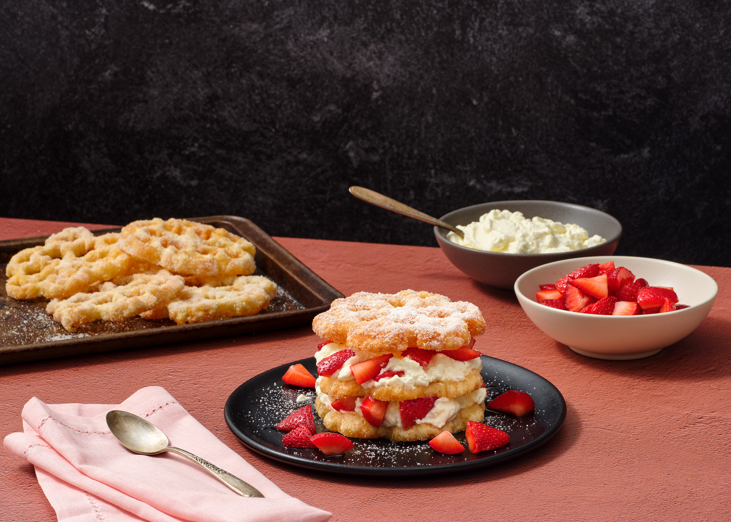 Buñuelos de Viento con Crema Batida y Fresas